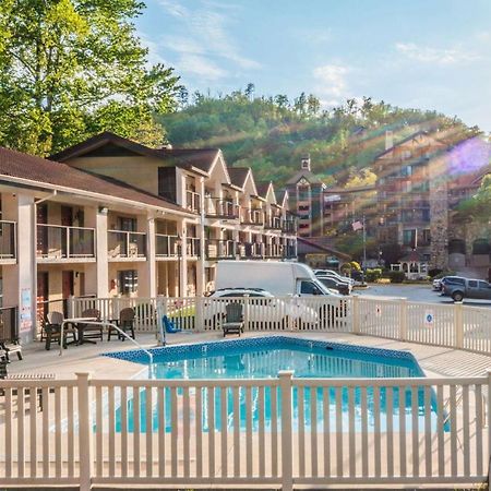 Super 8 By Wyndham Downtown Gatlinburg At Convention Center Hotel Exterior foto