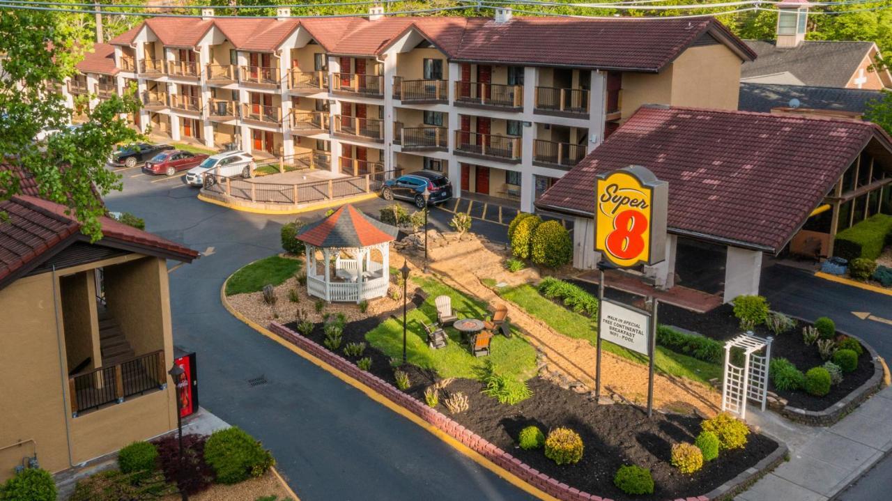 Super 8 By Wyndham Downtown Gatlinburg At Convention Center Hotel Exterior foto