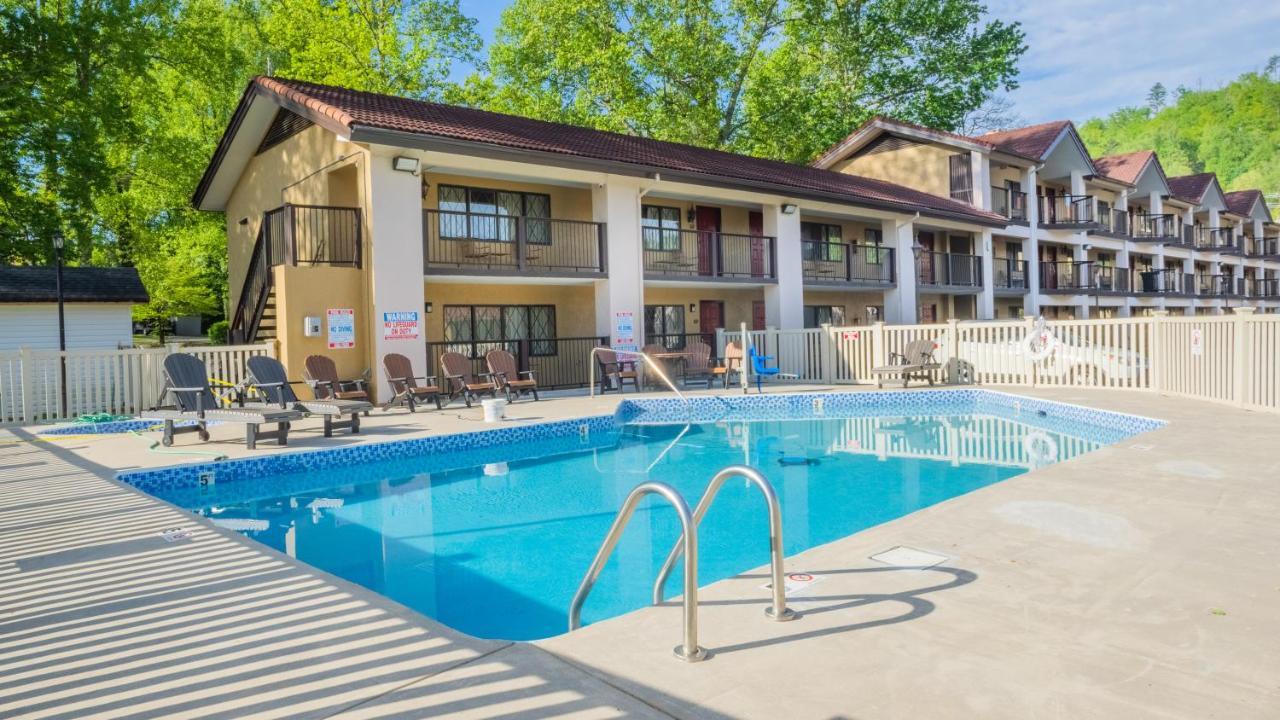 Super 8 By Wyndham Downtown Gatlinburg At Convention Center Hotel Exterior foto