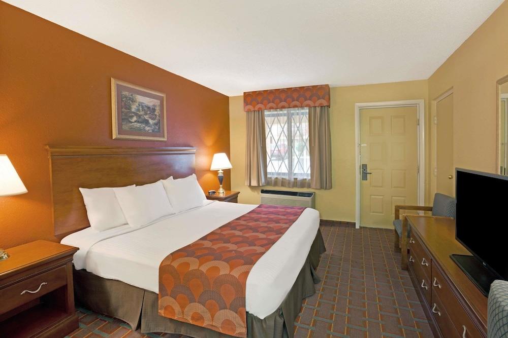 Super 8 By Wyndham Downtown Gatlinburg At Convention Center Hotel Exterior foto
