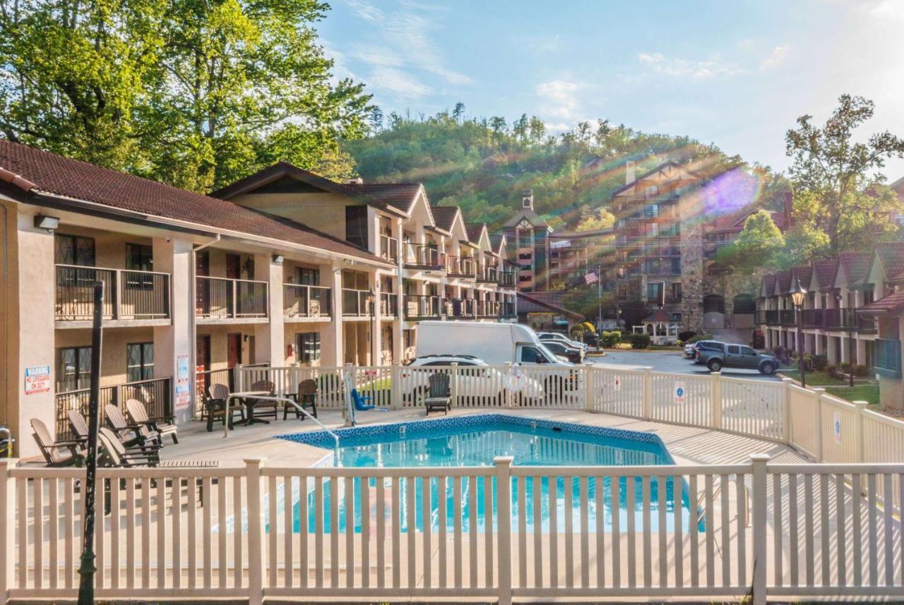 Super 8 By Wyndham Downtown Gatlinburg At Convention Center Hotel Exterior foto