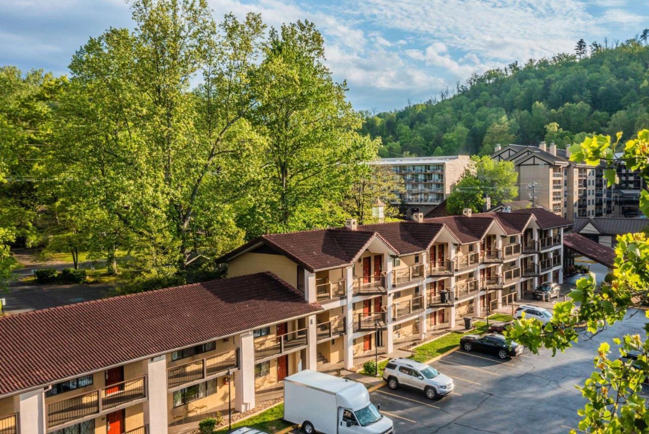 Super 8 By Wyndham Downtown Gatlinburg At Convention Center Hotel Exterior foto