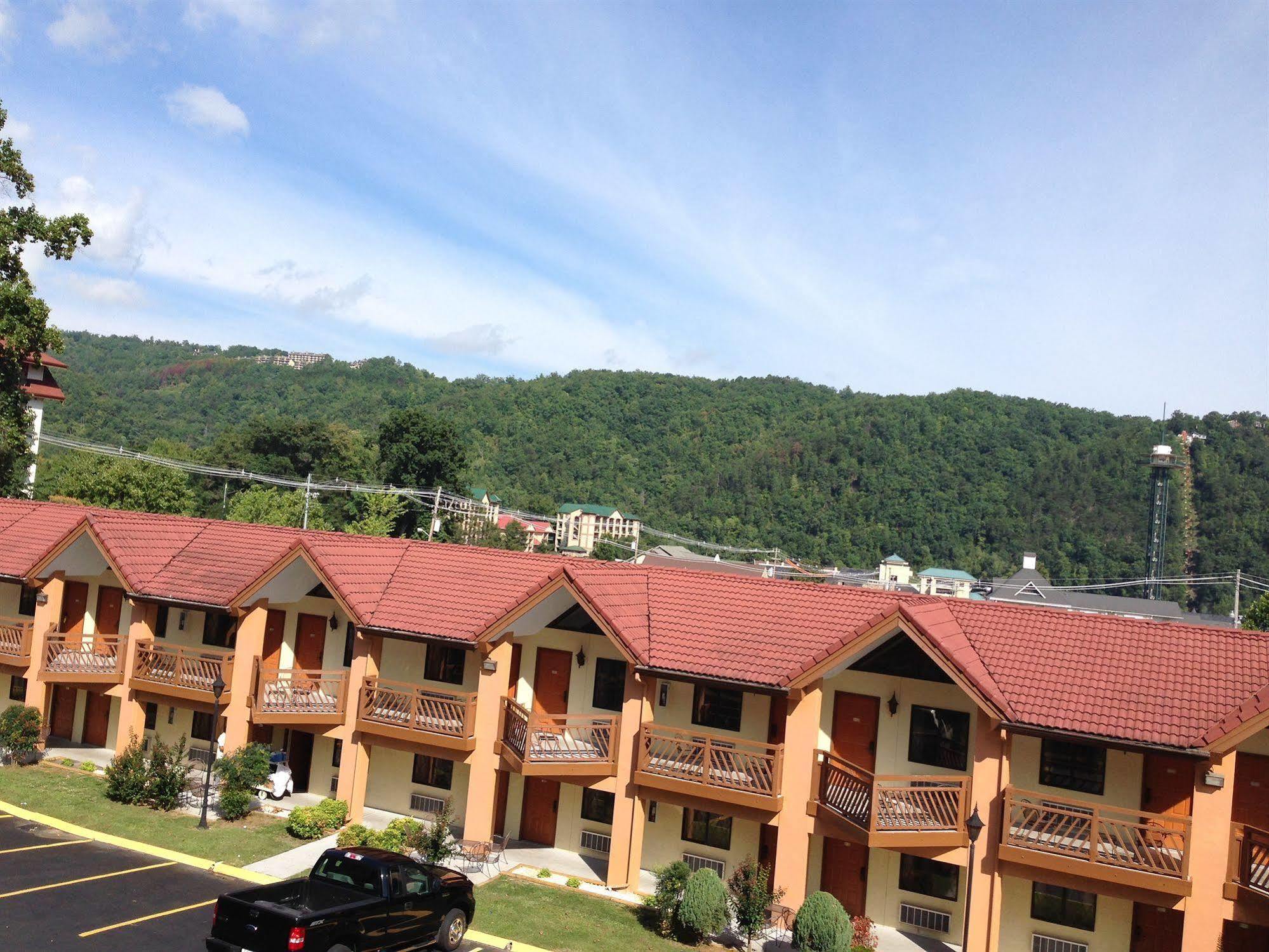 Super 8 By Wyndham Downtown Gatlinburg At Convention Center Hotel Exterior foto